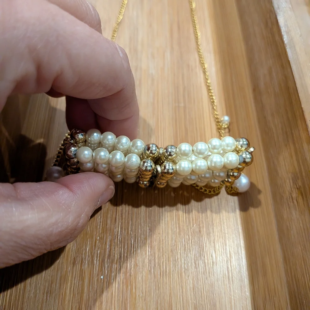 Elegant Gold and Pearl Necklace